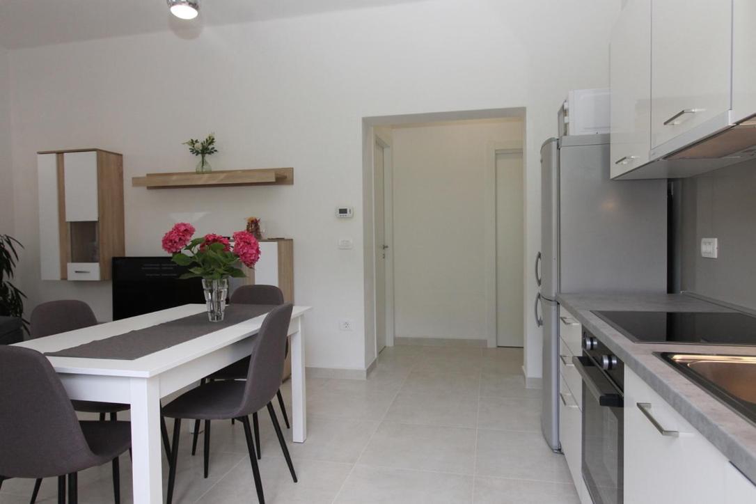 L Apartment *